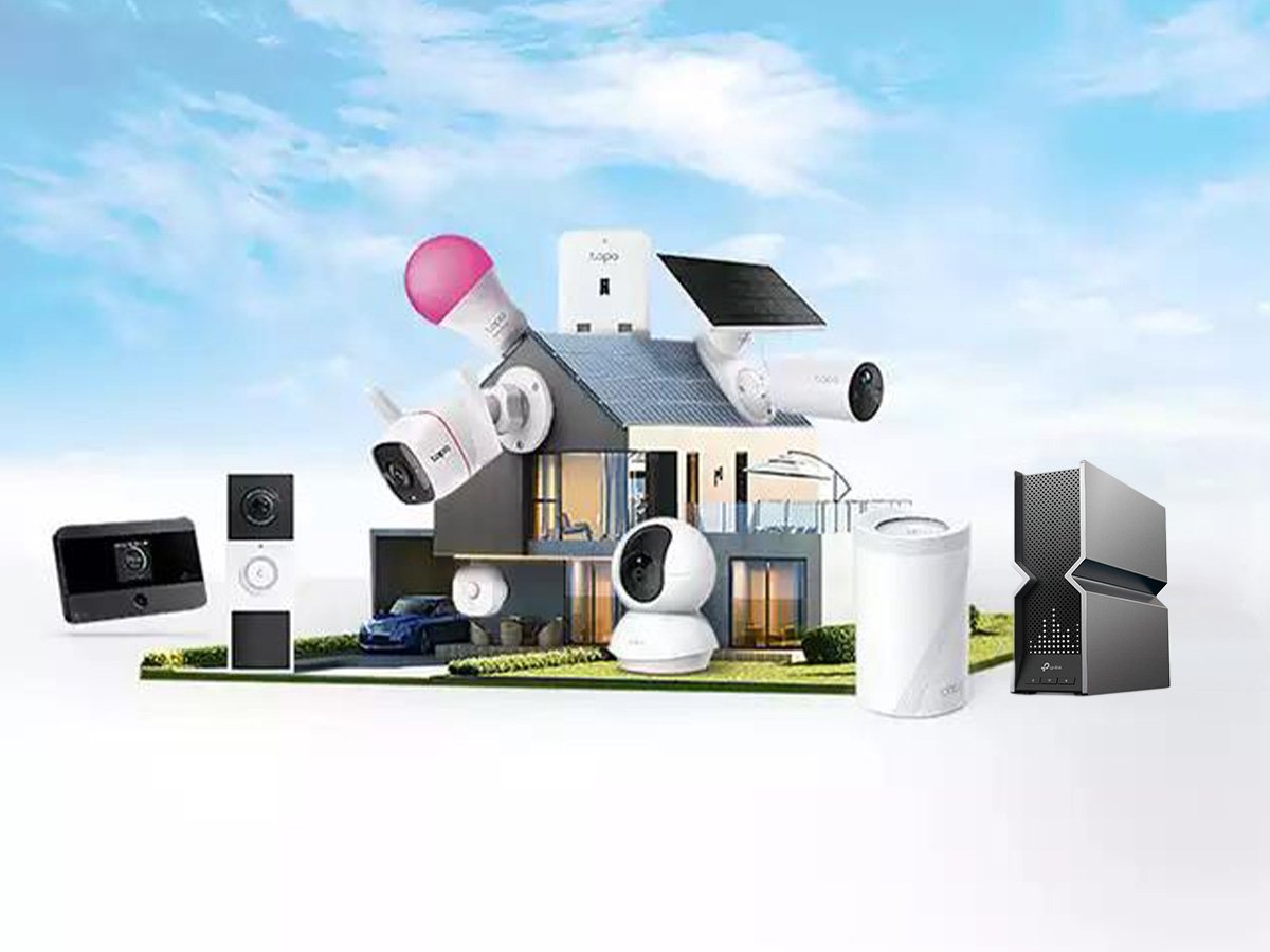 Smart home with various Tapo devices, including cameras, sensors, lights, and a Wi‑Fi router surrounding the house.